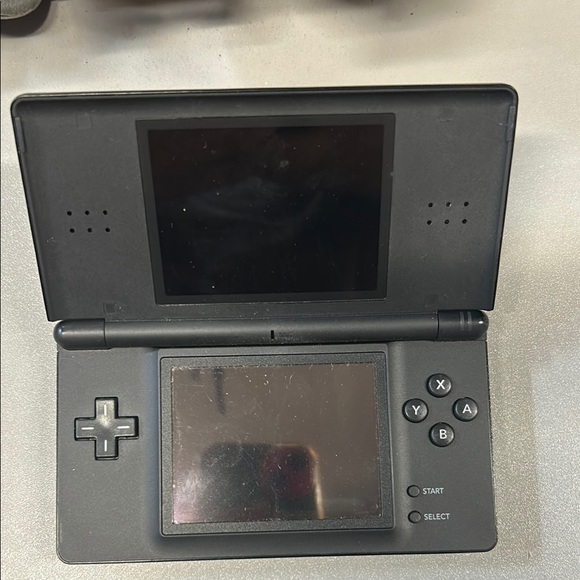 Nintendo DS Lite in Sleek Black with Stylus and Game - Picture 3 of 3
